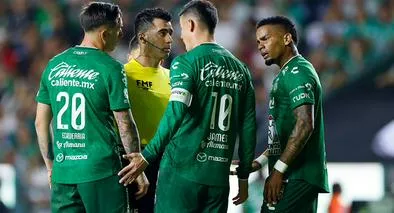 James Rodriguez reacciona después de ser expulsado con el León. 