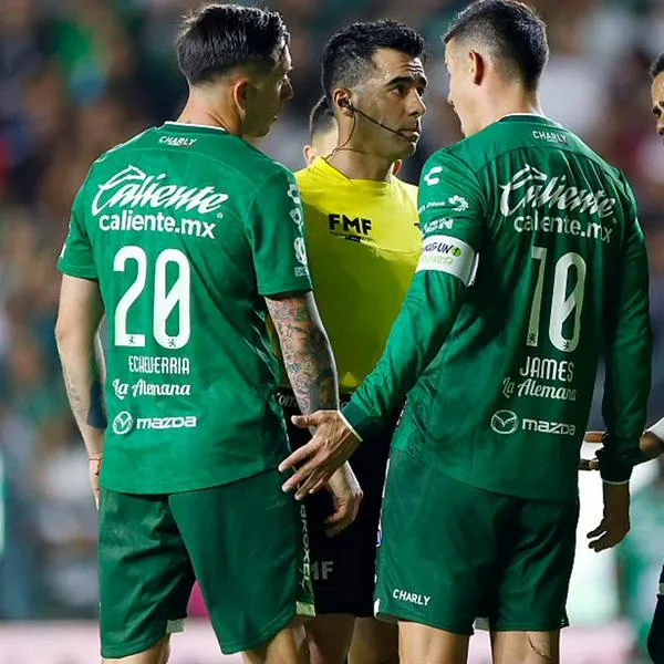 James Rodriguez reacciona después de ser expulsado con el León. 