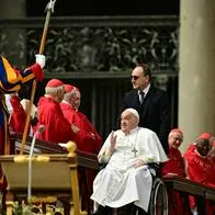 Explicación detallada de la capilla ardiente, el funeral y el proceso del cónclave para elegir al nuevo papa, después de la muerte de Francisco.