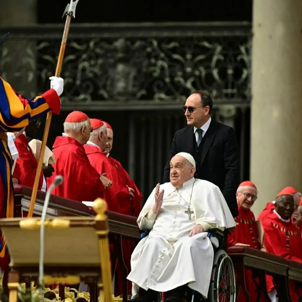Explicación detallada de la capilla ardiente, el funeral y el proceso del cónclave para elegir al nuevo papa, después de la muerte de Francisco.