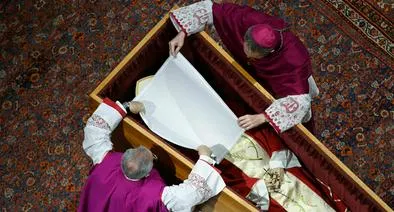 Así fue el ataúd del papa Benedicto XVI.
