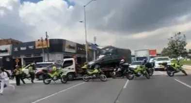 Murió motociclista en grave accidente cerca del Movistar Arena, en Bogotá: tramo de la 30 fue cerrado. El choque fue contra un camión. 