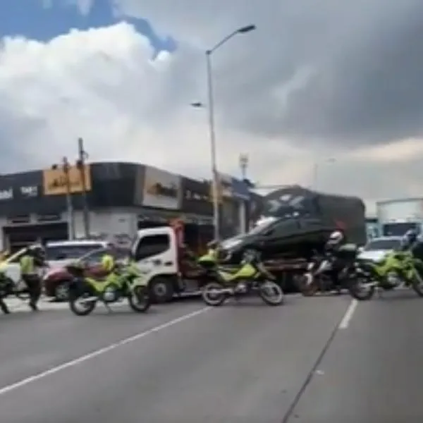 Murió motociclista en grave accidente cerca del Movistar Arena, en Bogotá: tramo de la 30 fue cerrado. El choque fue contra un camión. 