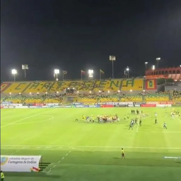 Momento en el que hinchas del Real Cartagena invaden la cancha, luego de la derrota contra Jaguares en el Torneo Betplay