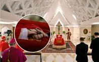 Revelan primera foto del ataúd de papa Francisco y Vaticano cumplió su deseo