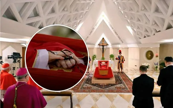 Fotos del ataúd y del cuerpo del papa Francisco ya fallecido.
