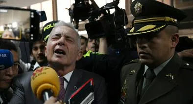 Se burlan de publicación del expresidente Uribe durante audiencia