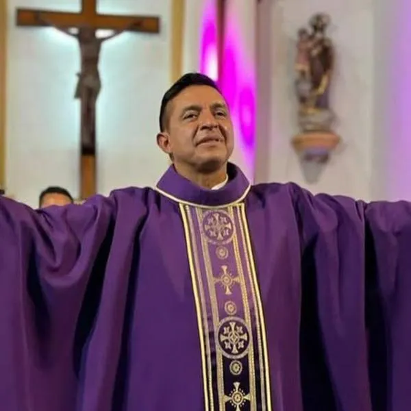Padre Chucho desconsolado por muerte del papa Francisco, este fue el mensaje