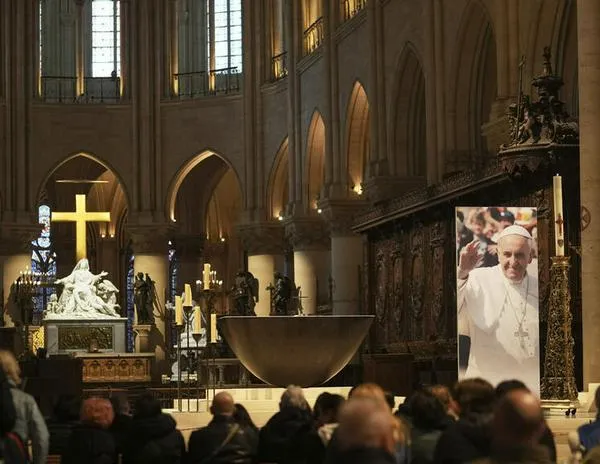 Los fieles se reúnen en Notre-Dame de París para una misa en homenaje al Papa Francisco