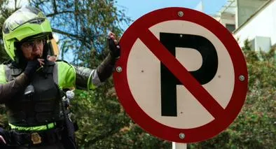  ¿Cuánto abarca una señal de prohibido parquear? Así no le pueden poner multa