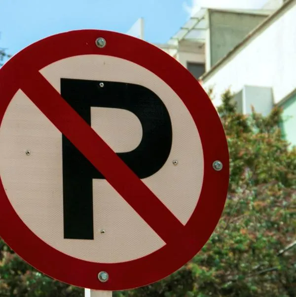  ¿Cuánto abarca una señal de prohibido parquear? Así no le pueden poner multa