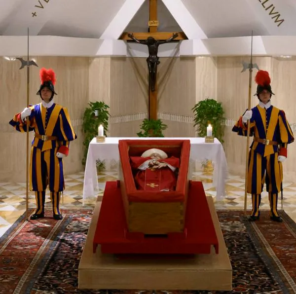 Encuentran curioso detalle en las manos del papa Franciso en el ataúd, luego de su muerte: ¿Qué significa? Son bien simbólicos. 