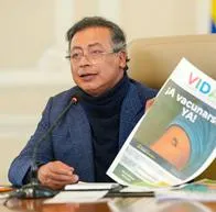 Aclaran por qué Petro apareció con cuello de tortuga y la cara inflamada en alocución en TV. Tuvo que hacer cirugía de 20 y 30 millones. 