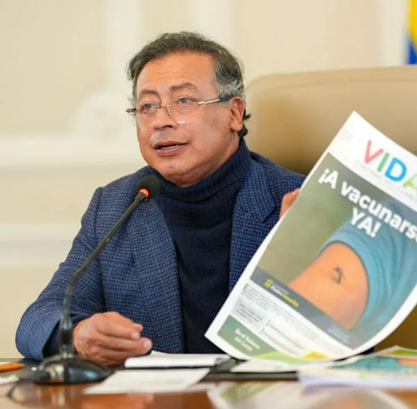 Aclaran por qué Petro apareció con cuello de tortuga y la cara inflamada en alocución en TV. Tuvo que hacer cirugía de 20 y 30 millones. 
