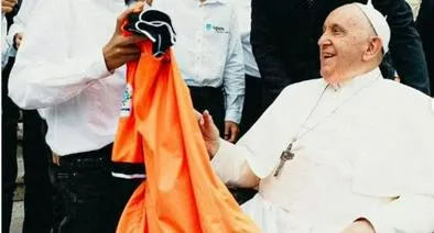 El papa Francisco con la camiseta del Envigado, una que tiene en su colección de equipos colombianos