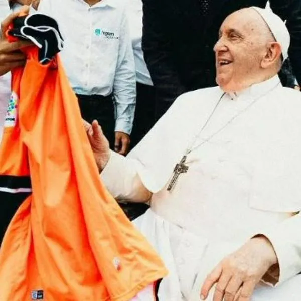 El papa Francisco con la camiseta del Envigado, una que tiene en su colección de equipos colombianos