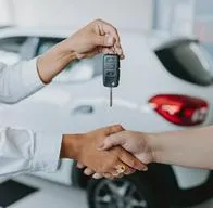 Cuánto se debe ganar en Colombia para comprar un carro; hay forma para sacarlo de contado