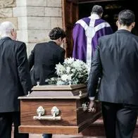 Mujer declarada muerta y cremada reaparece viva meses después 