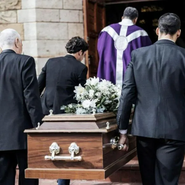 Mujer declarada muerta y cremada reaparece viva meses después 