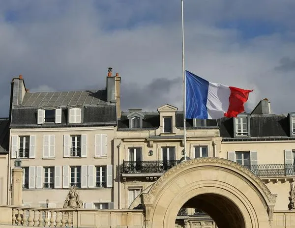 En la laica Francia, la bandera a media asta por la muerte del papa genera controversia