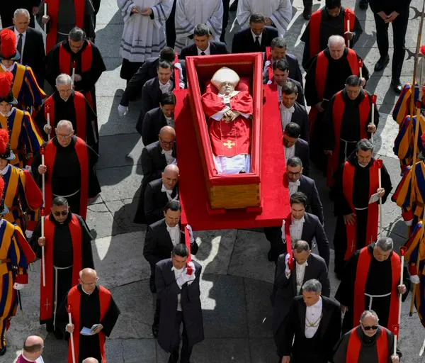 Traslado del cuerpo del papa Francisco a la Basílica de San Pedro para funeral hoy