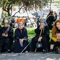 Terremoto de 6.2 sacudió a Estambul, en Turquía: hay impactantes imágenes del pánico que se vivió y se ve a la gente saliendo a correr. 