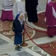 Funeral del papa Francisco: monja saltó seguridad y lloró junto a su ataúd