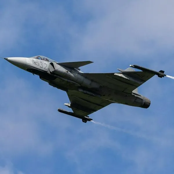 Avión Gripen, que comprará Colombia, en nota sobre qué países los utilizan