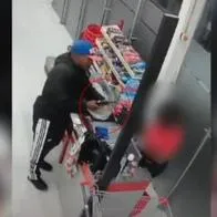 Hombre robaba tiendas con el arma de su padre guardia de seguridad: fue captado por cámaras 