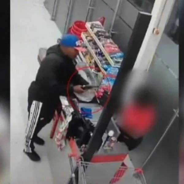 Hombre robaba tiendas con el arma de su padre guardia de seguridad: fue captado por cámaras 