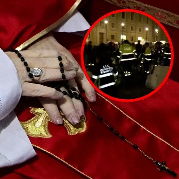 Los feligreses pasaron por encima de los cordones de seguridad.