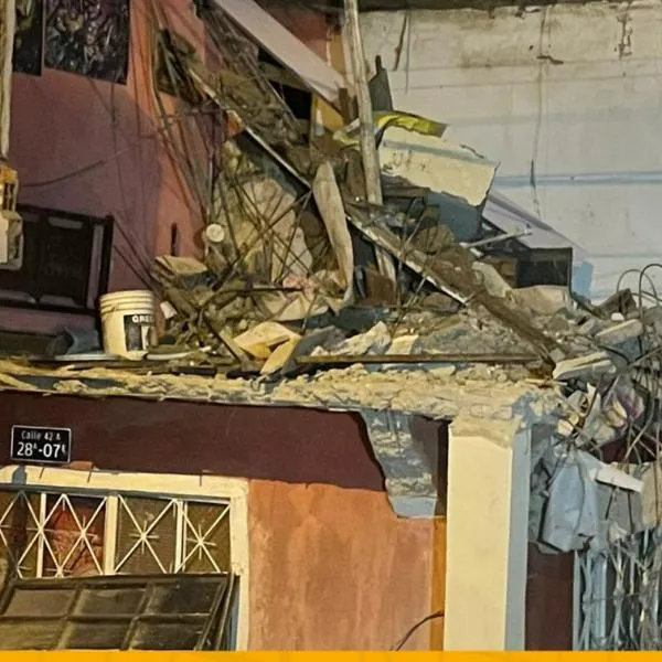 Aparece video del momento exacto del derrumbe de casa de 4 pisos y una mujer de 45 años, que cayó al vacío, tiene pronóstico reservado. 