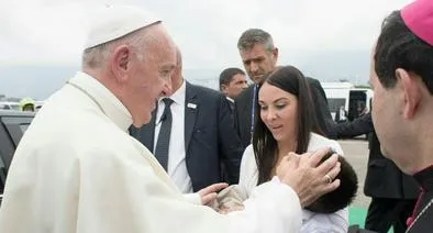 Relato de madre a la que el papa Francisco le bendijo en Medellín a hijo enfermo