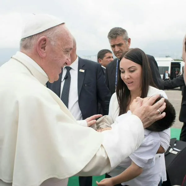 Relato de madre a la que el papa Francisco le bendijo en Medellín a hijo enfermo