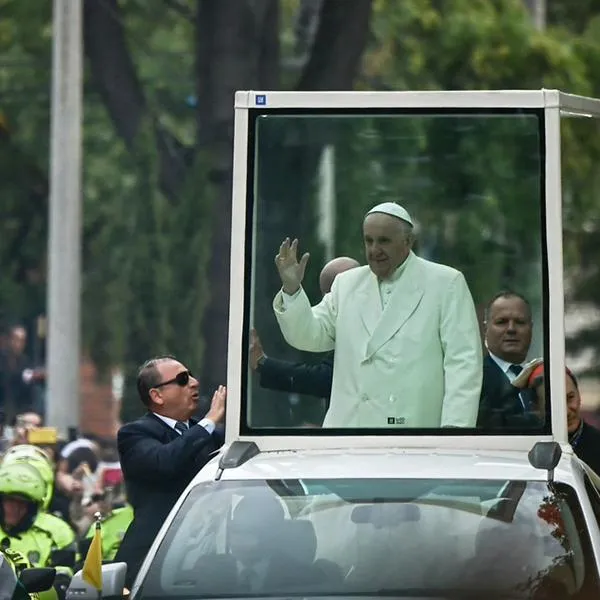 Pope Francis waves from the popemobile as he leaves the nunciature for the CATAM military airport on his way to Cartagena, on September 10, 2017, in Bogota on his last day in the country. (Photo by LUIS ROBAYO / AFP)