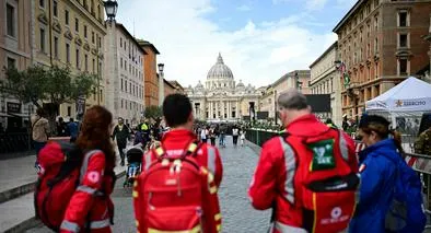 Autoridades desplegando operativos cerca de la Basílica de San Pedro. A unas cuadras, hallaron un maletín en inmediaciones donde enterrarán al papa Francisco