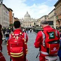 Autoridades desplegando operativos cerca de la Basílica de San Pedro. A unas cuadras, hallaron un maletín en inmediaciones donde enterrarán al papa Francisco