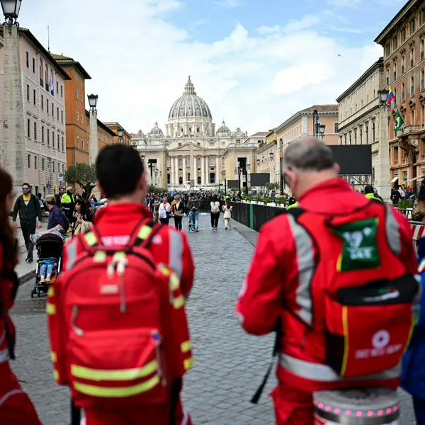 Autoridades desplegando operativos cerca de la Basílica de San Pedro. A unas cuadras, hallaron un maletín en inmediaciones donde enterrarán al papa Francisco