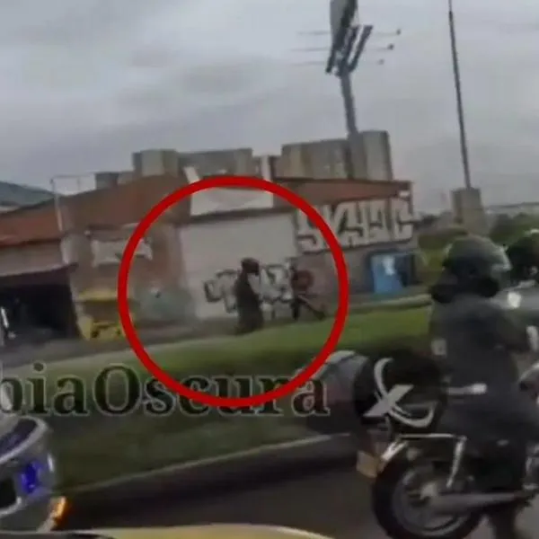 Delincuentes usan caño para robar a conductores en trancón de Bogotá: video