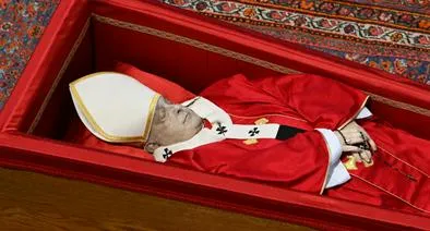 Papa Francisco dentro de su ataúd. Mostraron las fotos de donde será enterrado