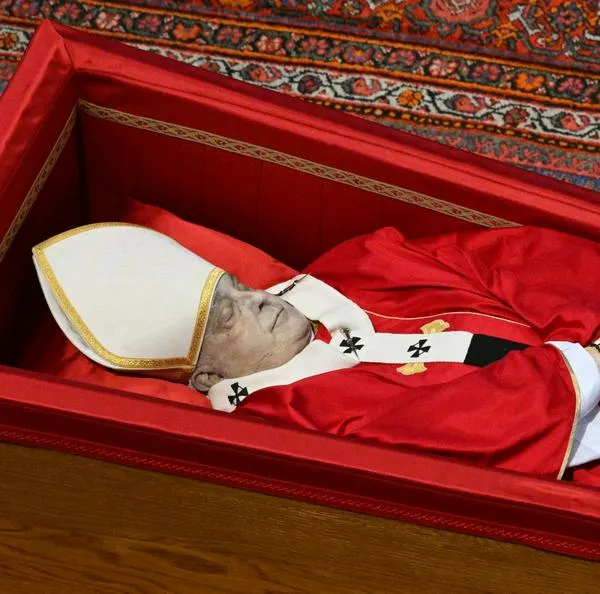 Papa Francisco dentro de su ataúd. Mostraron las fotos de donde será enterrado