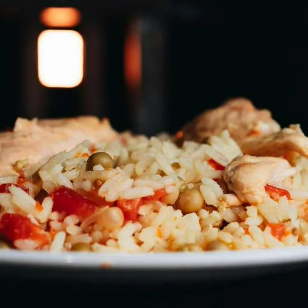 Foto de arroz con pollo, en nota de cómo saber si el arroz con pollo esta malo: ha intoxicado personas en Colombia