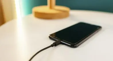 Cuál es la forma correcta de cargar un celular nuevo: encendido o apagado