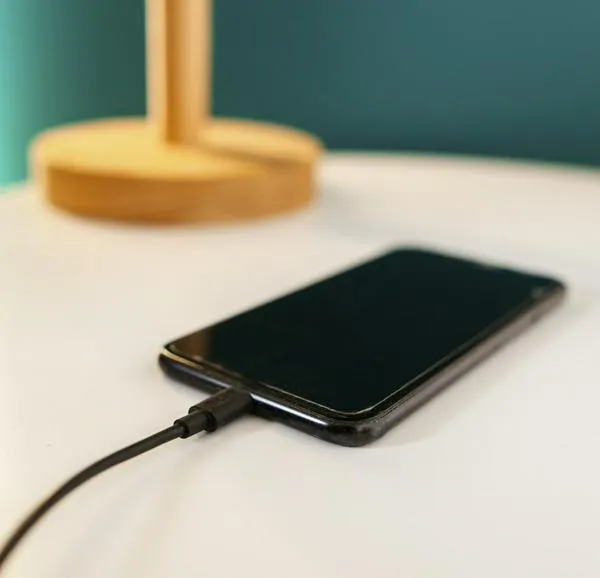 Cuál es la forma correcta de cargar un celular nuevo: encendido o apagado