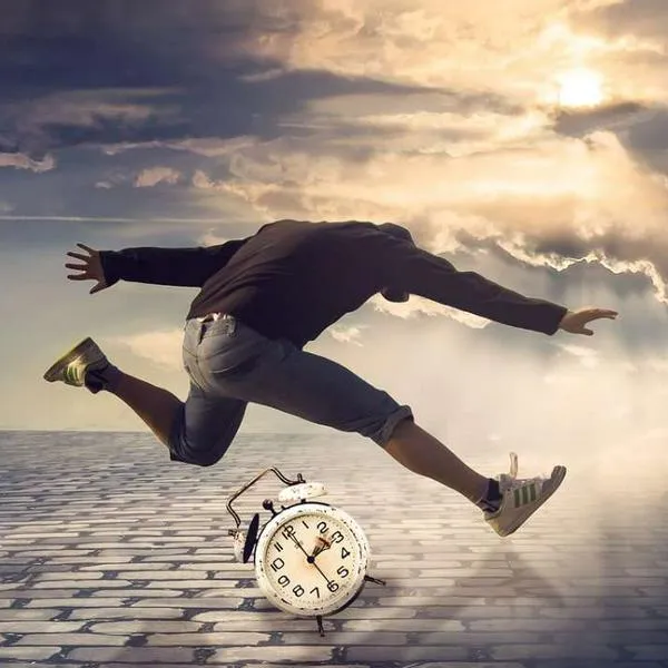 Foto de persona y reloj, en nota sobre por qué se siente que el tiempo pasa tan rápido según ciencia en 2025: revelador