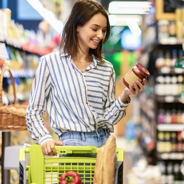 Mujer haciendo mercado, en nota sobre que Jumbo devolverá hasta el 100 % de la compra