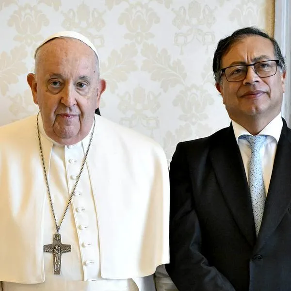 Gustavo Petro se arrepintió e irá a funeral de su "amigo", papa Francisco