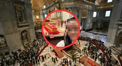 Indignación por gesto de turistas con el féretro del papa Francisco al grabarse una 'selfie' justo en frente del atáud. "Una falta de respeto", calificaron