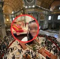 Indignación por gesto de turistas con el féretro del papa Francisco al grabarse una 'selfie' justo en frente del atáud. 