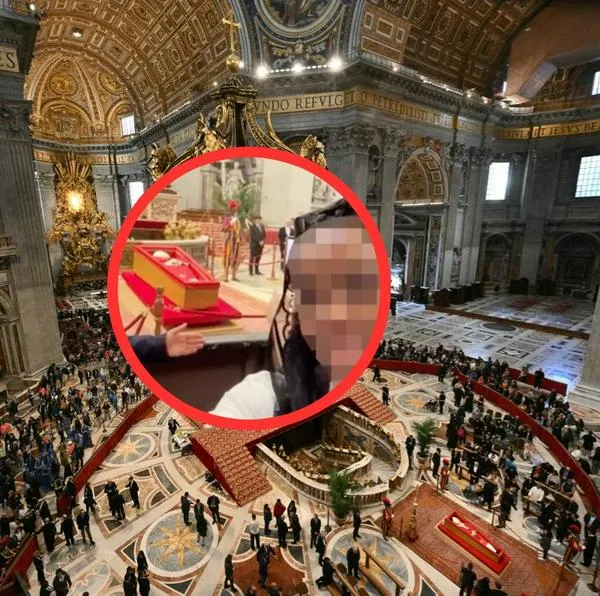Indignación por gesto de turistas con el féretro del papa Francisco al grabarse una 'selfie' justo en frente del atáud. "Una falta de respeto", calificaron